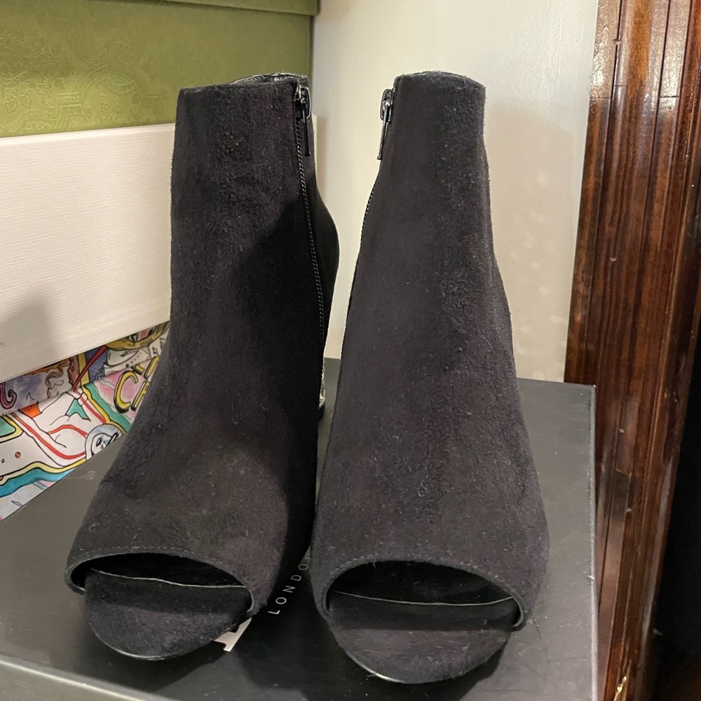 Peep toe bootie